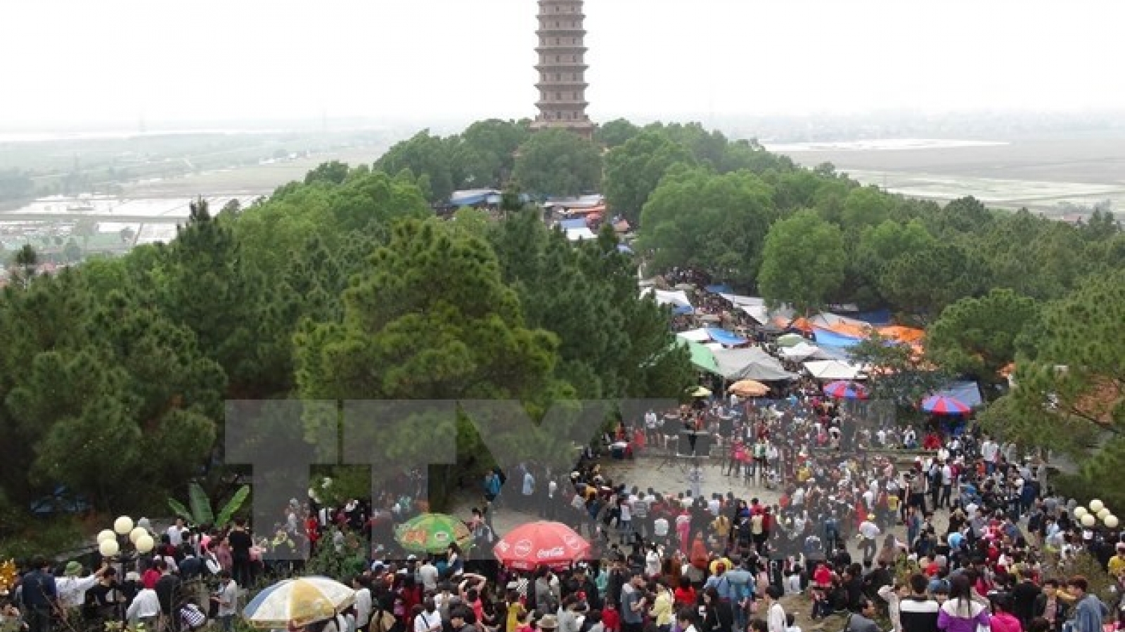 Spring festival draws tourists to Bac Ninh