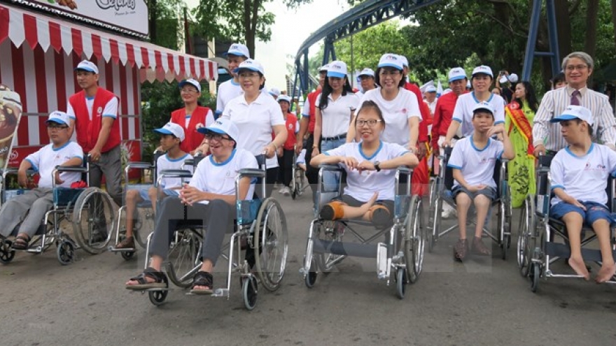 Art exchange aims to ease pain of AO victims
