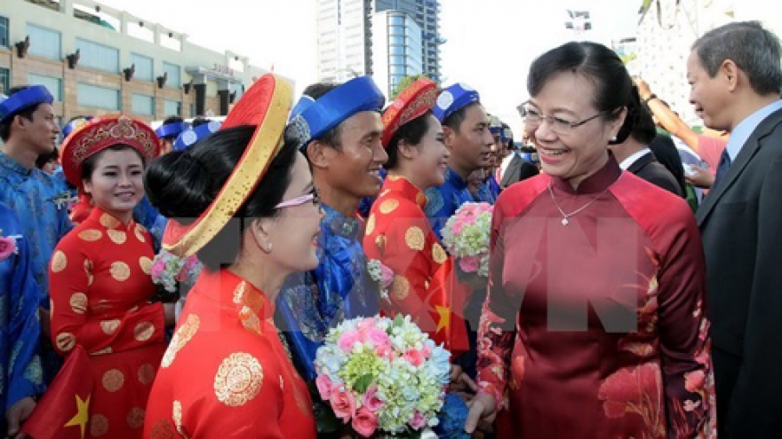 100 couples join HCM City collective wedding