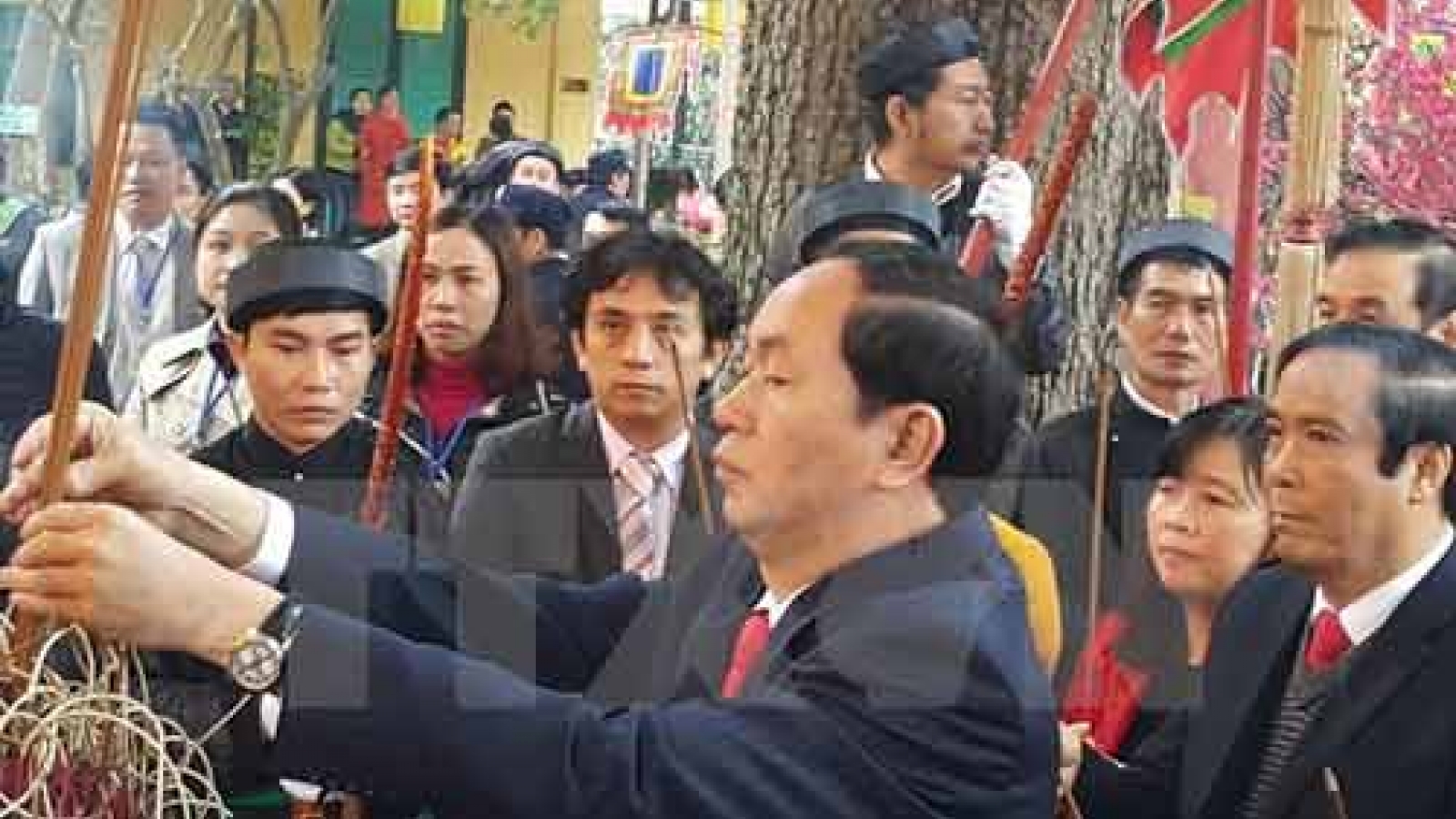 Incense offering ceremony held in Thang Long Royal Citadel