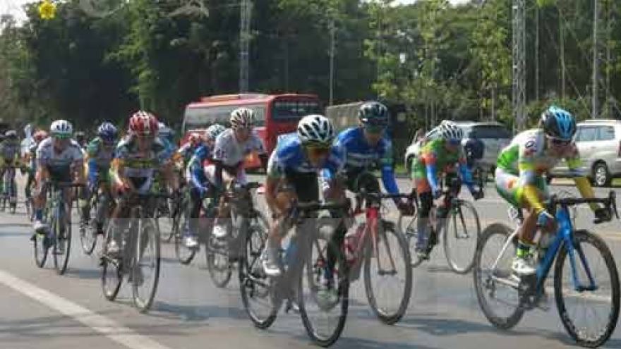 Japan wins team race at international cycling event