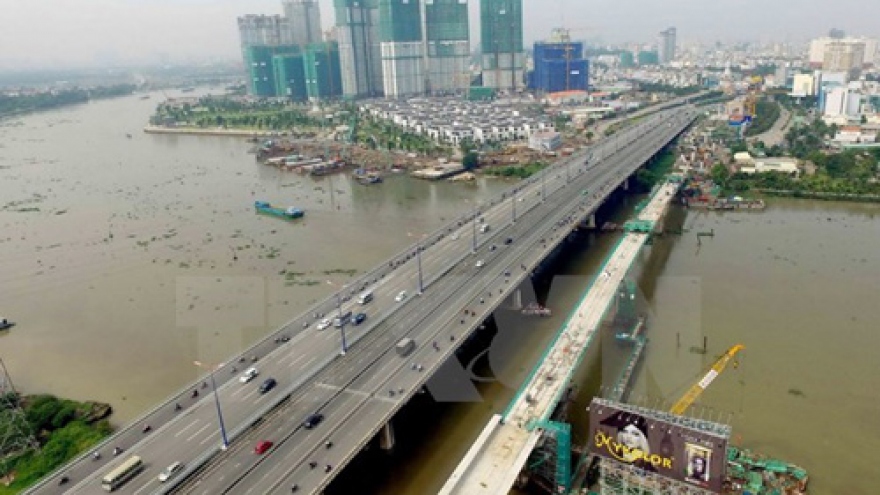 HCM City’s metro route No. 1 bridge sections joined