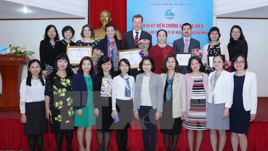 Int’l experts honoured for help to Vietnamese women