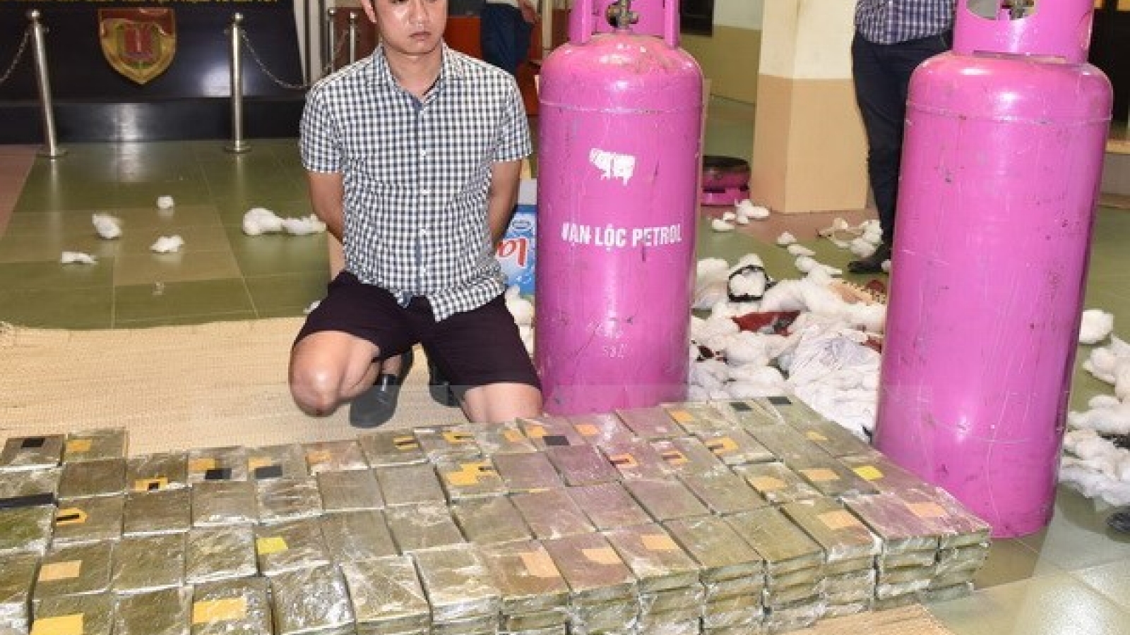 Eight get death for smuggling heroin