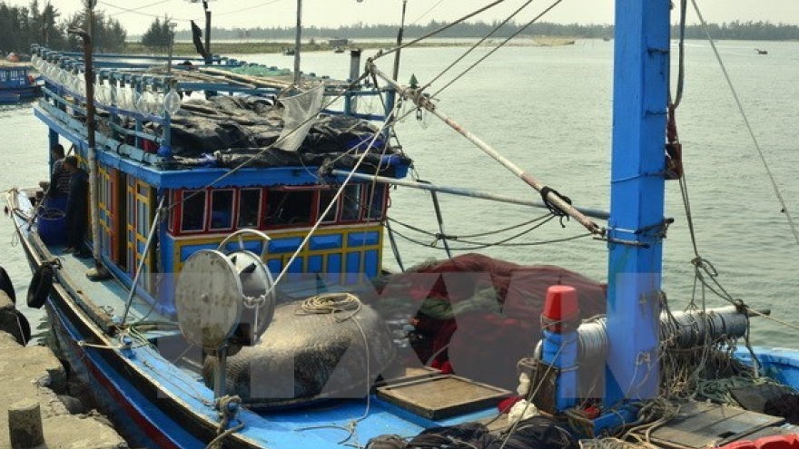 Quang Ngai border guards receive saved Filipino fisherman