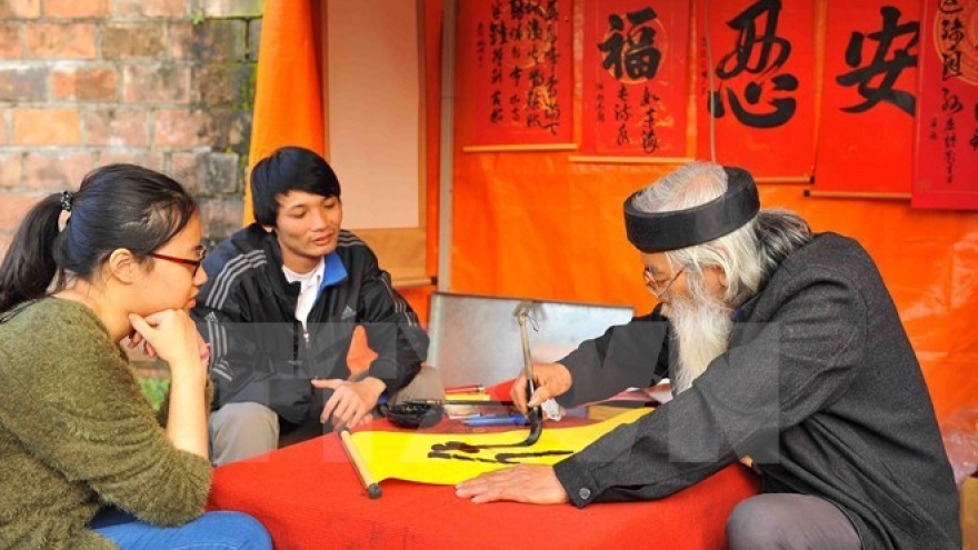 
        Hanoi: calligraphy fest to run during Tet
                              