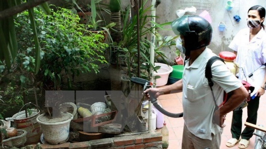 
        Hanoi reports first death from dengue fever
                              