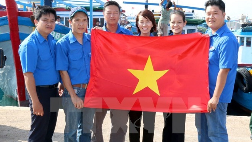 National flags presented to fishermen in Phu Quy island