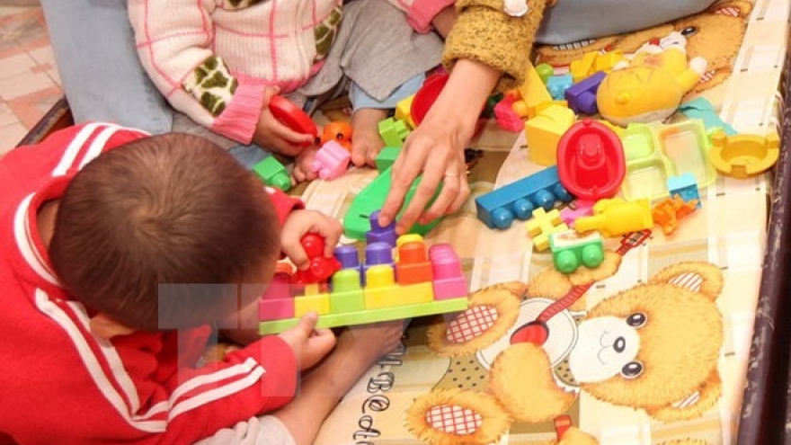 Vietnamese women present gifts to orphans in Malaysia