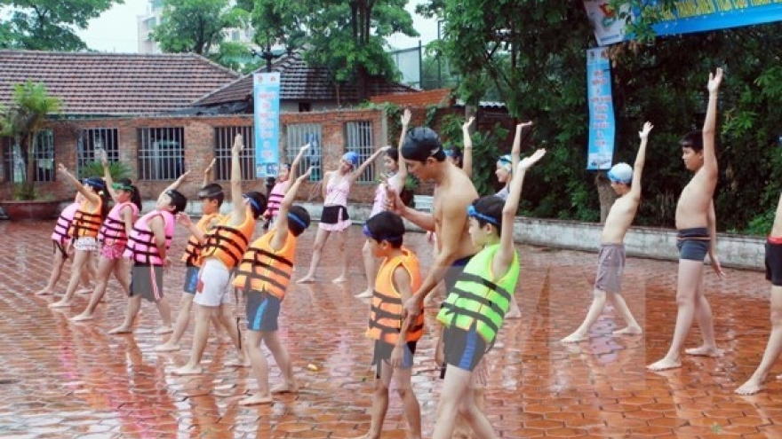 Da Nang works to teach children to swim