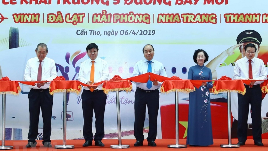PM witnesses the opening of new Can Tho air routes 