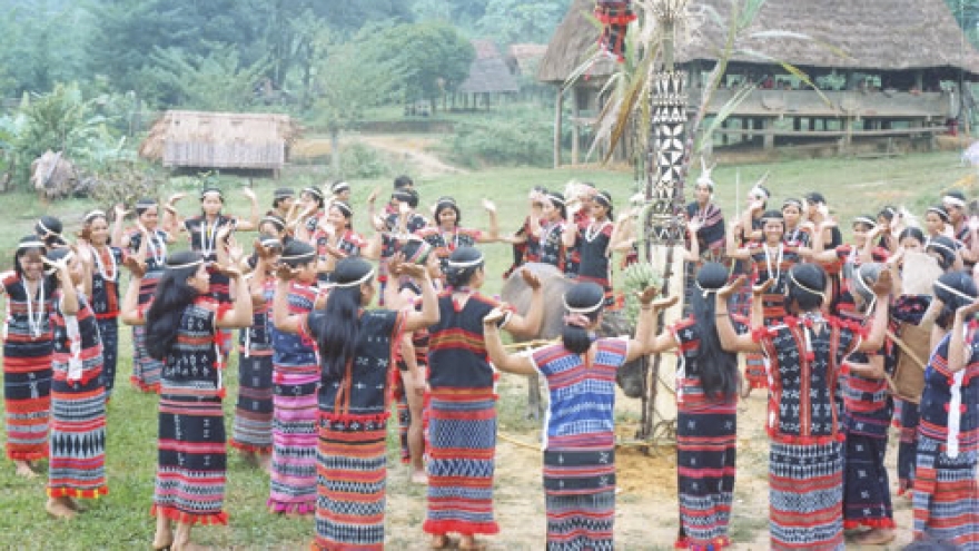 Co Tu ethnic people promote tourism