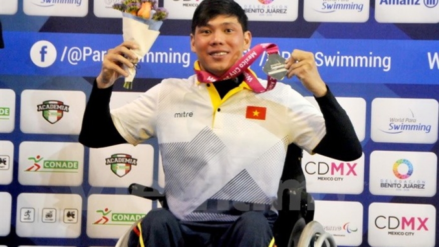 Tùng wins silver medal at world champs