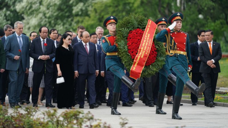 PM Phuc visits Saint Petersburg