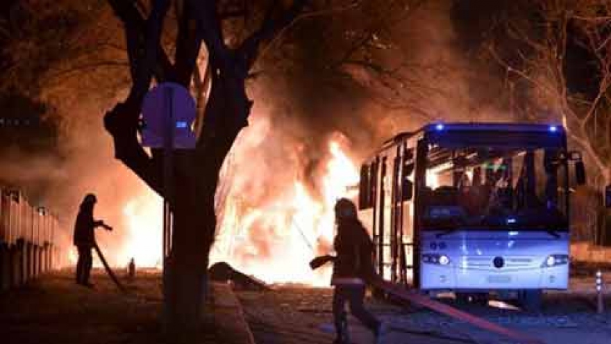
        Car bomb attack on military in Turkish capital kills 28
                              