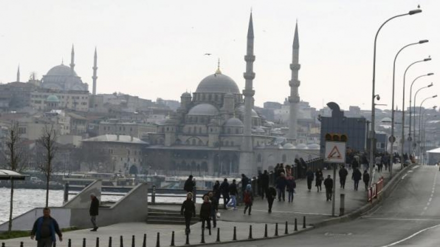 
        US embassy warns citizens in Turkey about 'credible' terrorist threats
                              