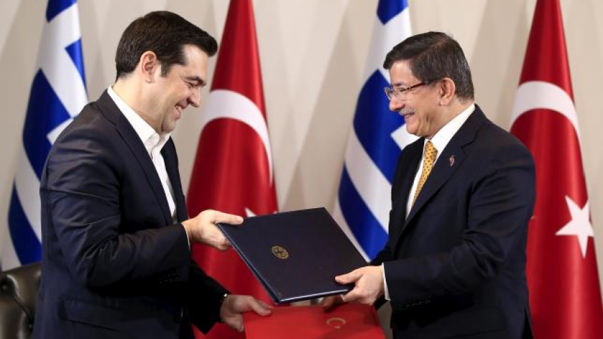 Greece, Turkey take legal short-cuts in race to return migrants