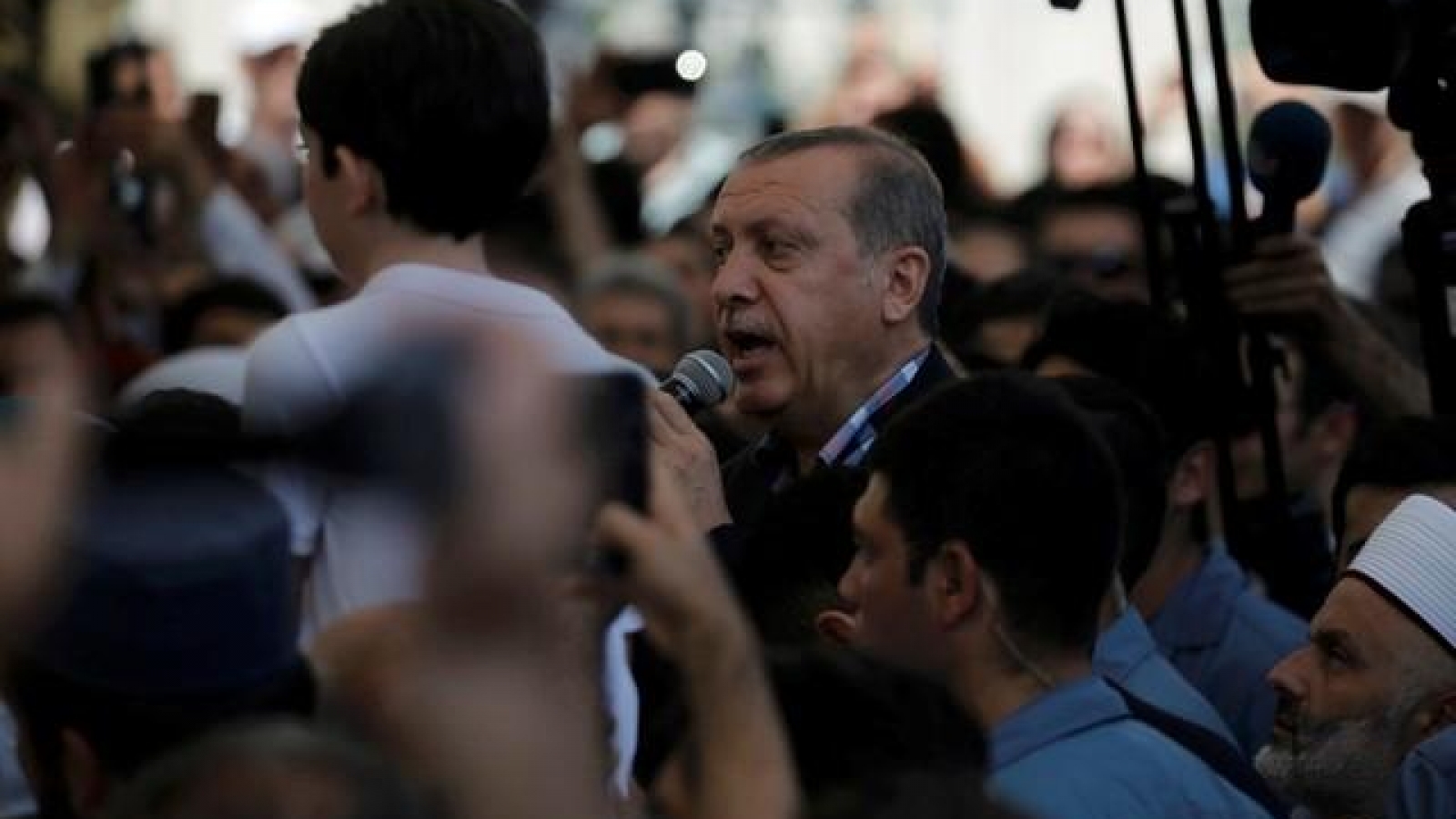 Arrests hit 6,000 as Turkey cracks down on army and judges after coup bid