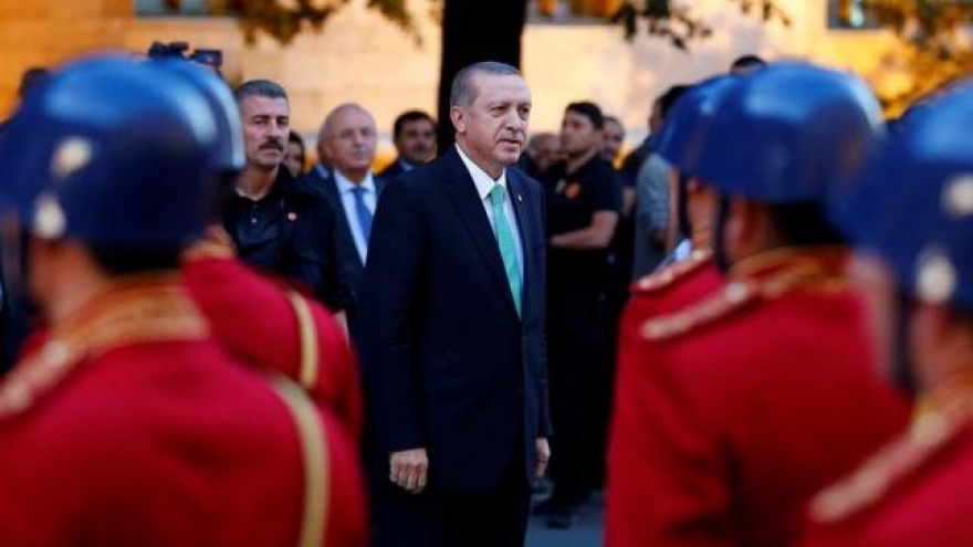 
        Turkey detains 42 journalists in crackdown as Europe sounds alarm
                              