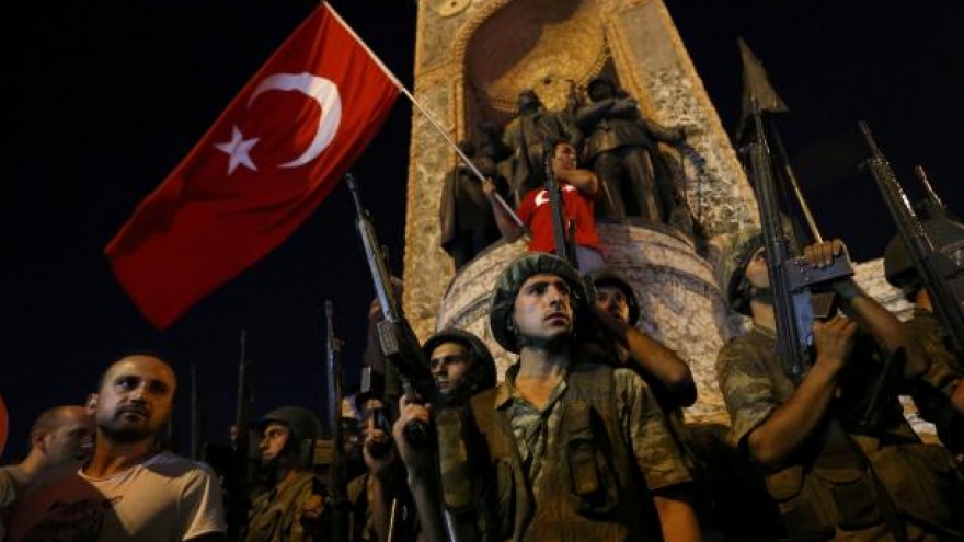 Turkey troops say they seize power; crowds answer Erdogan call to defy them