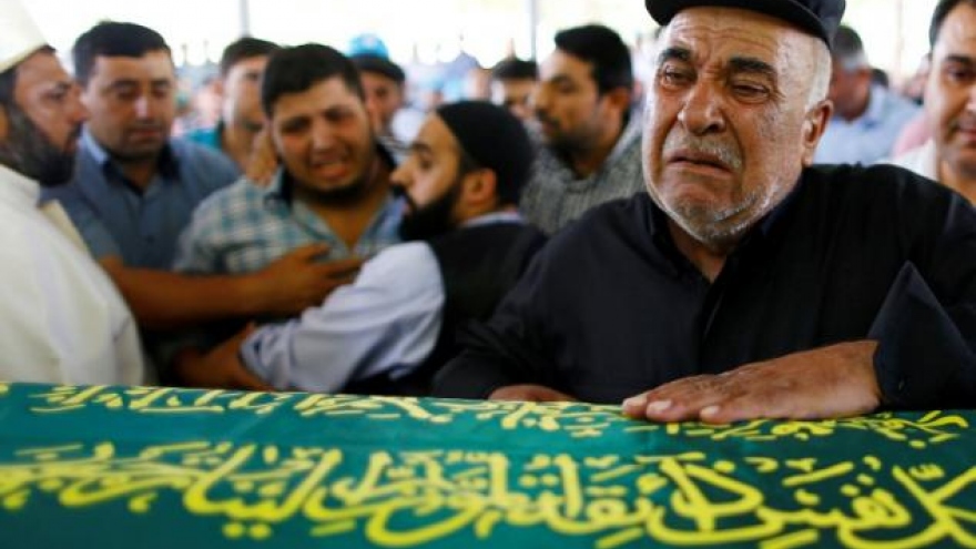 
        Turkey vows to cleanse Islamic State from border after wedding attack
                              