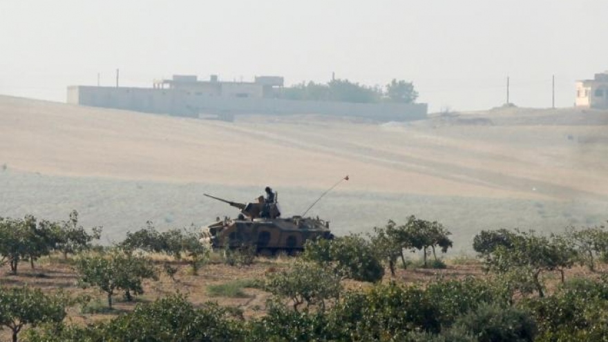 Turkish tanks roll into Syria, pushing Islamic State out of key border town