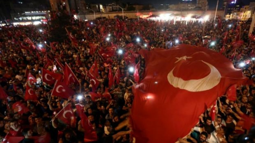 
        Turkey rounds up plot suspects after thwarting coup against Erdogan
                              