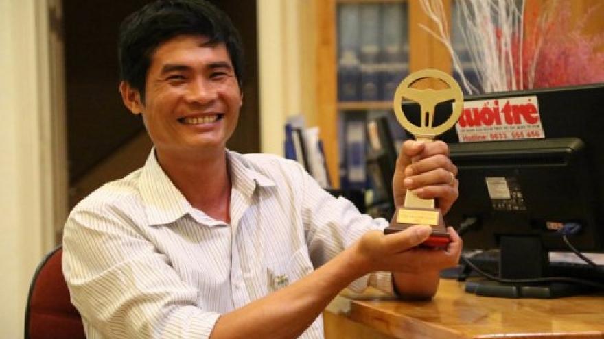 Vietnam taxi firm offers truck driver who saved brake-failed bus car as gift