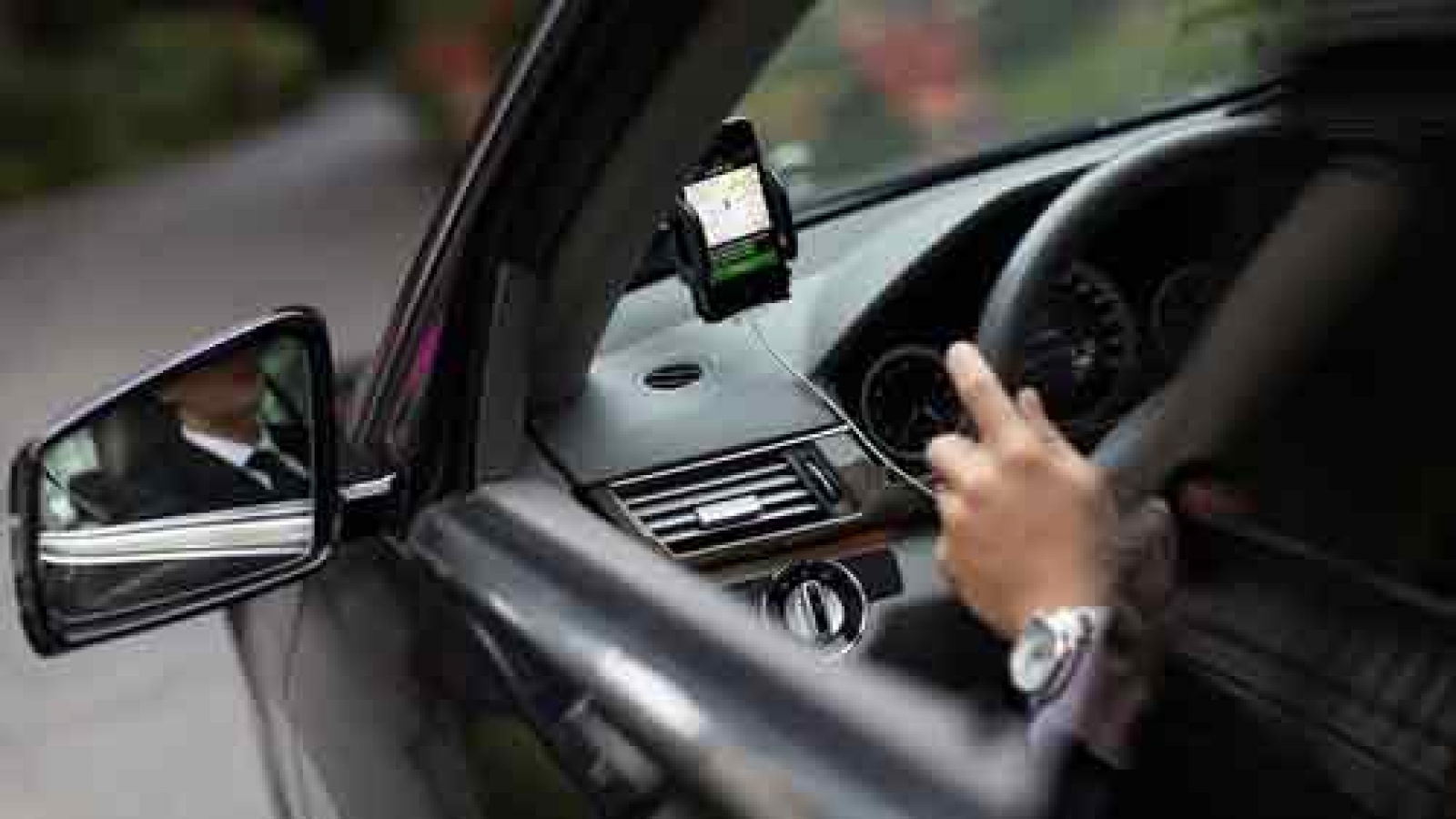 Draft decree proposes roof signs for Uber, GrabTaxi