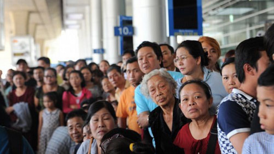 Tan Son Nhat arrival hall jammed as locals gather to see Viet kieu home