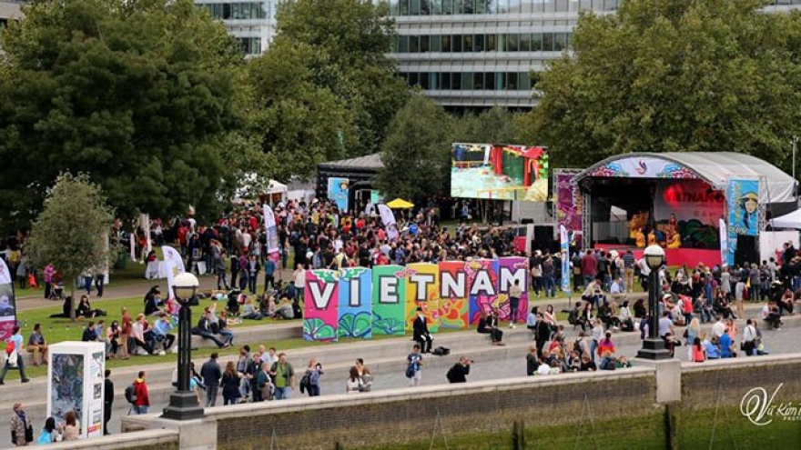 Ao Dai fashion shines at Vietnam Discovery in UK