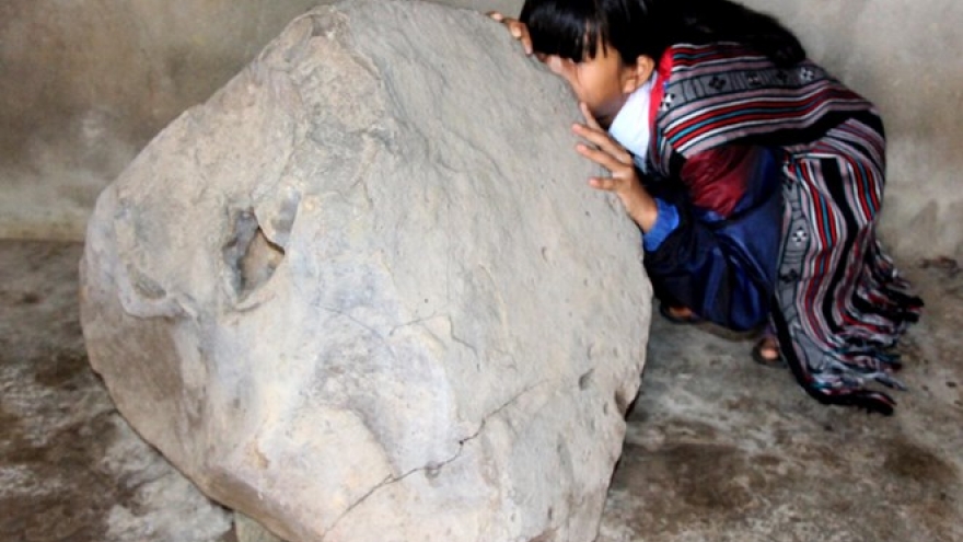 Quang Ngai: unique stone instrument found on Bui Hui grassland