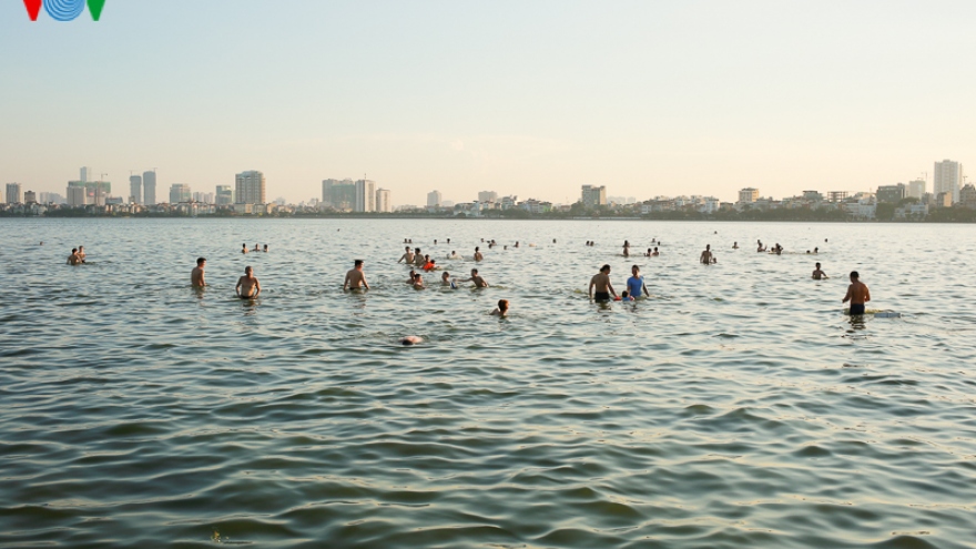 Hanoians swim in West Lake