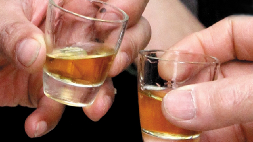 Expat suspected of alcoholic poisoning hospitalized in Hanoi