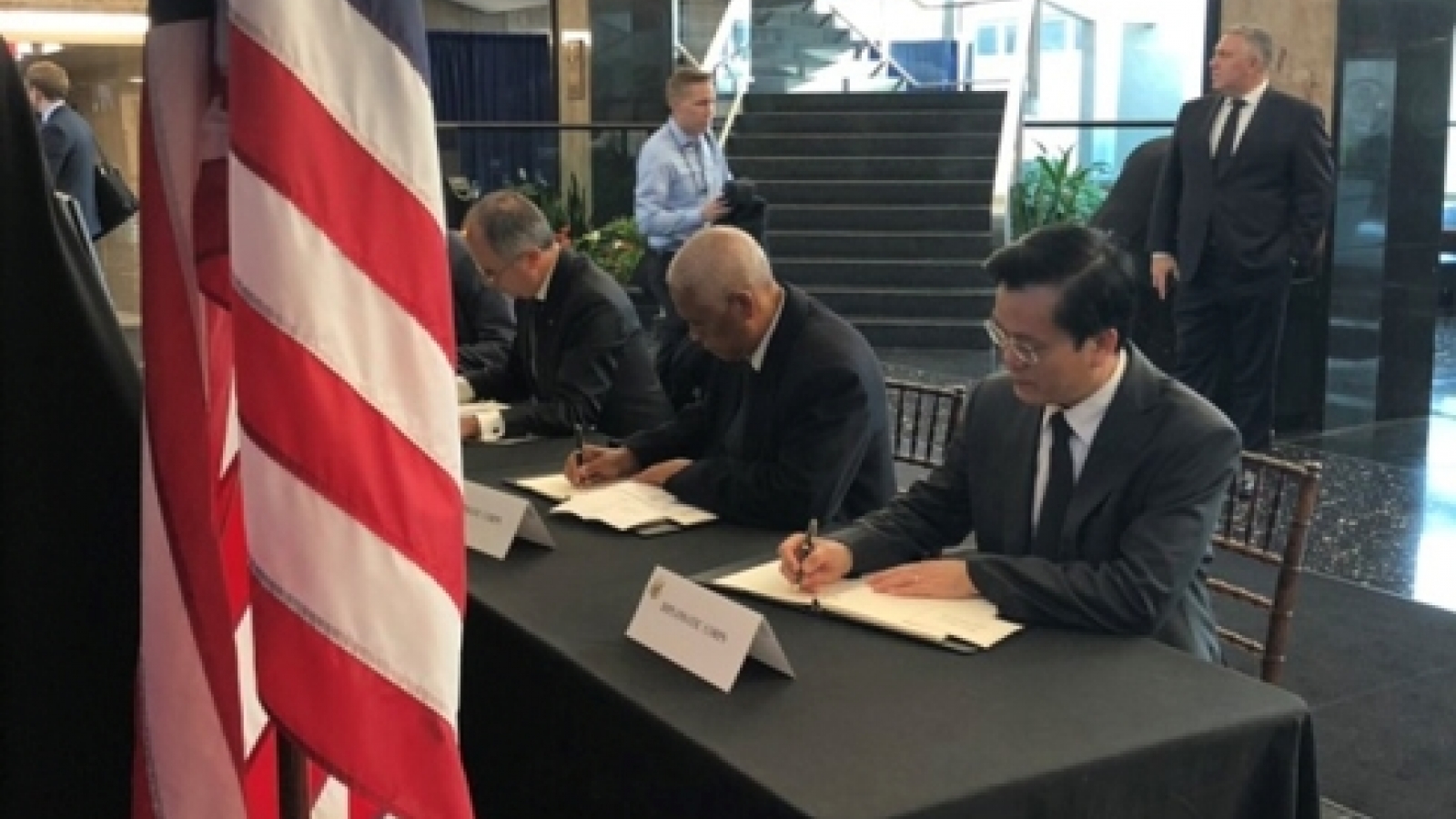 Vietnamese Ambassador pays respects to former US President George H.W.Bush