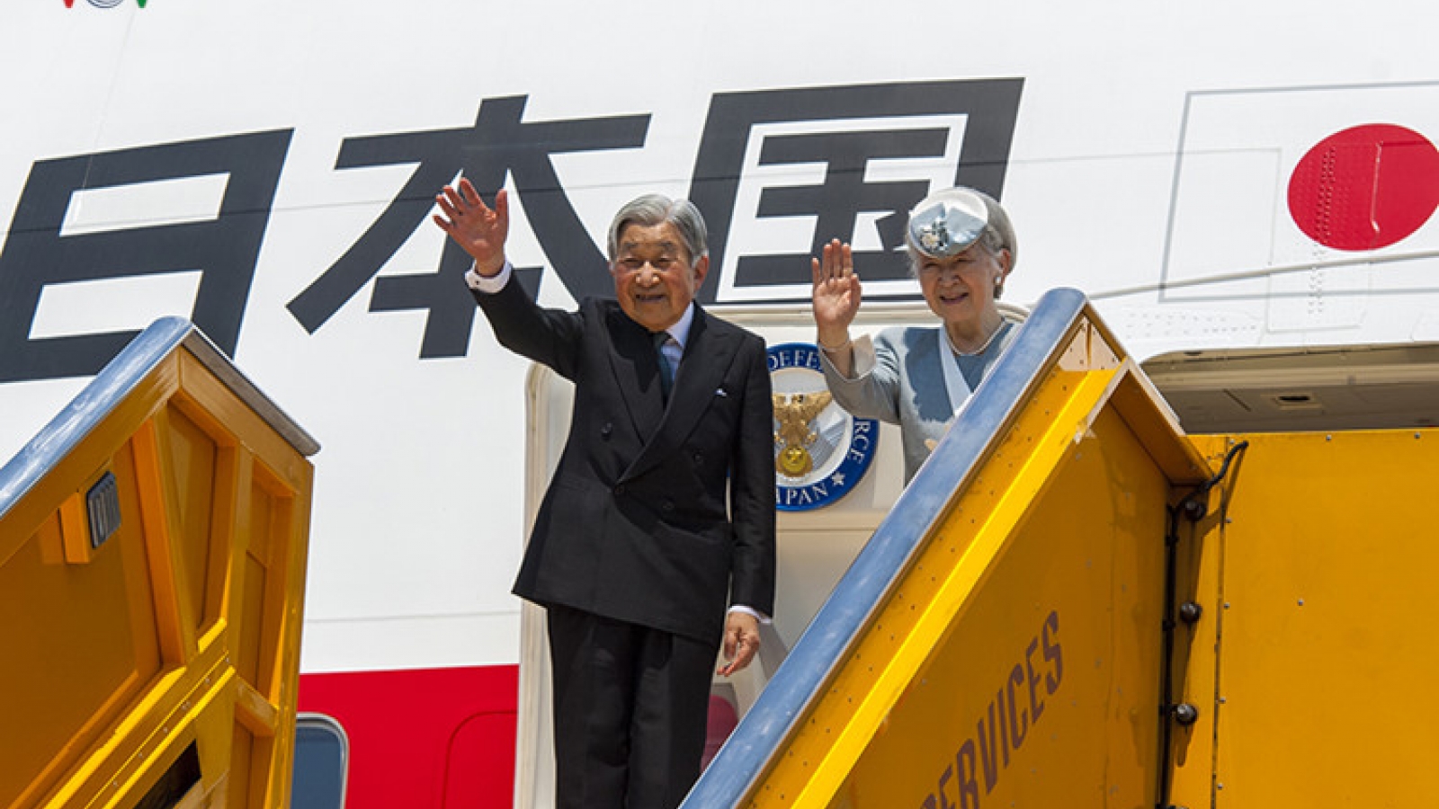 Japanese Emperor, Empress depart Hue, ending Vietnam visit
