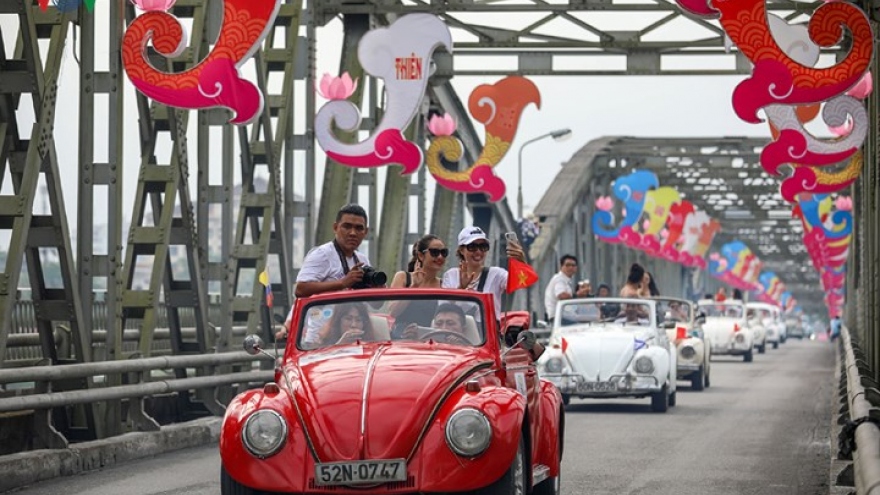 Classic car rally welcomes 10th Hue festival