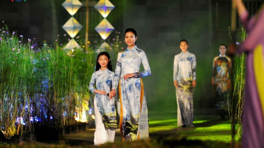 Ao Dai collections show heritage of central region during Hue Festival 2019