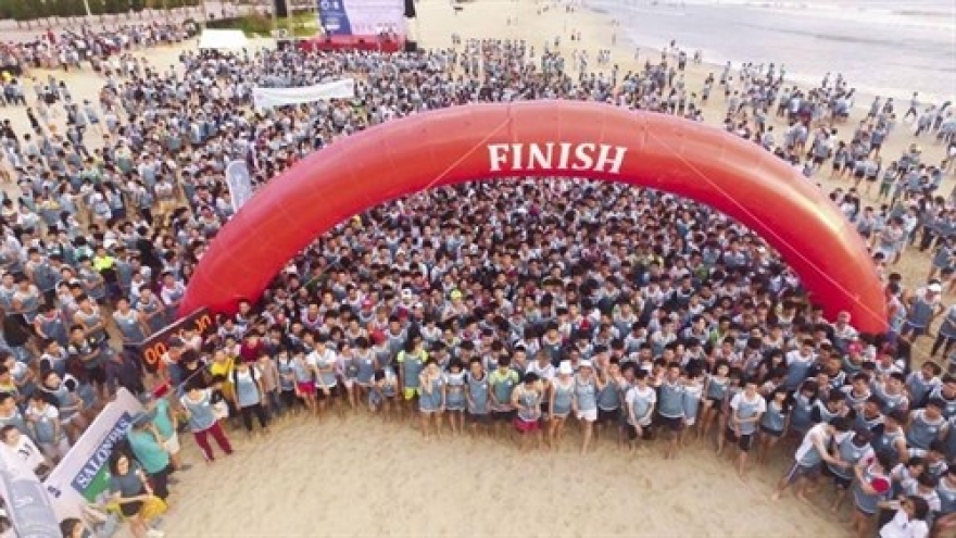 Barefoot runners race in Danang beach