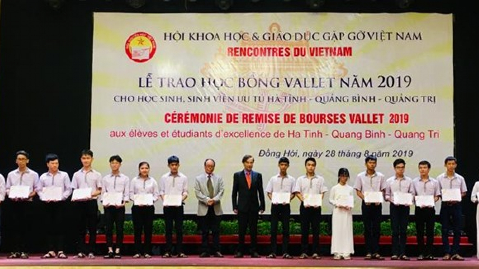 Vallet scholarships presented to excellent students in central provinces