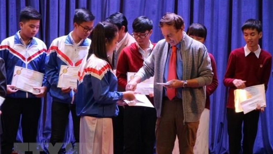 Vallet scholarships presented to students in central region