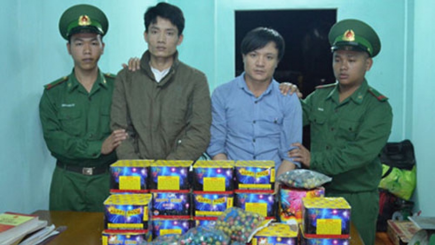 Lao Bao border guards seize 30kg of smuggled fireworks