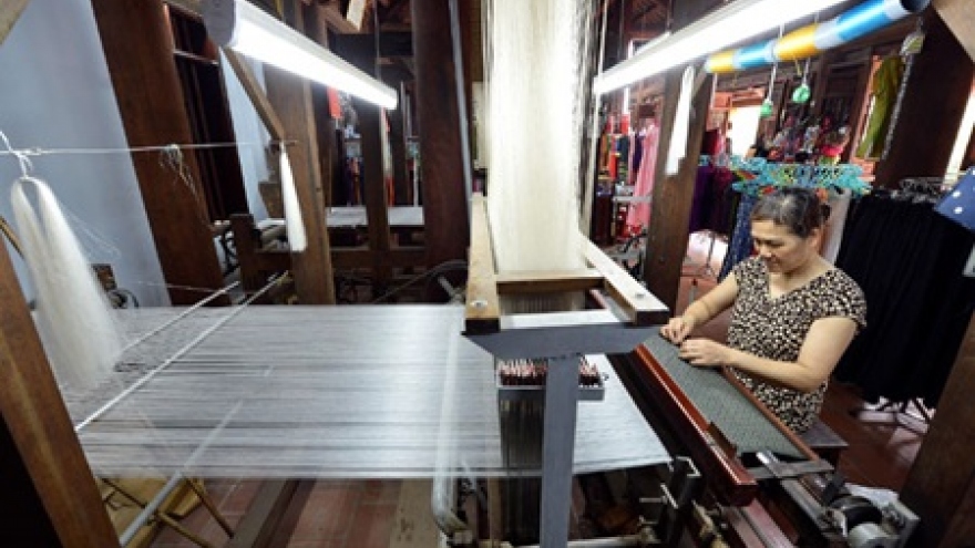 Van Phuc silk looks to stretch