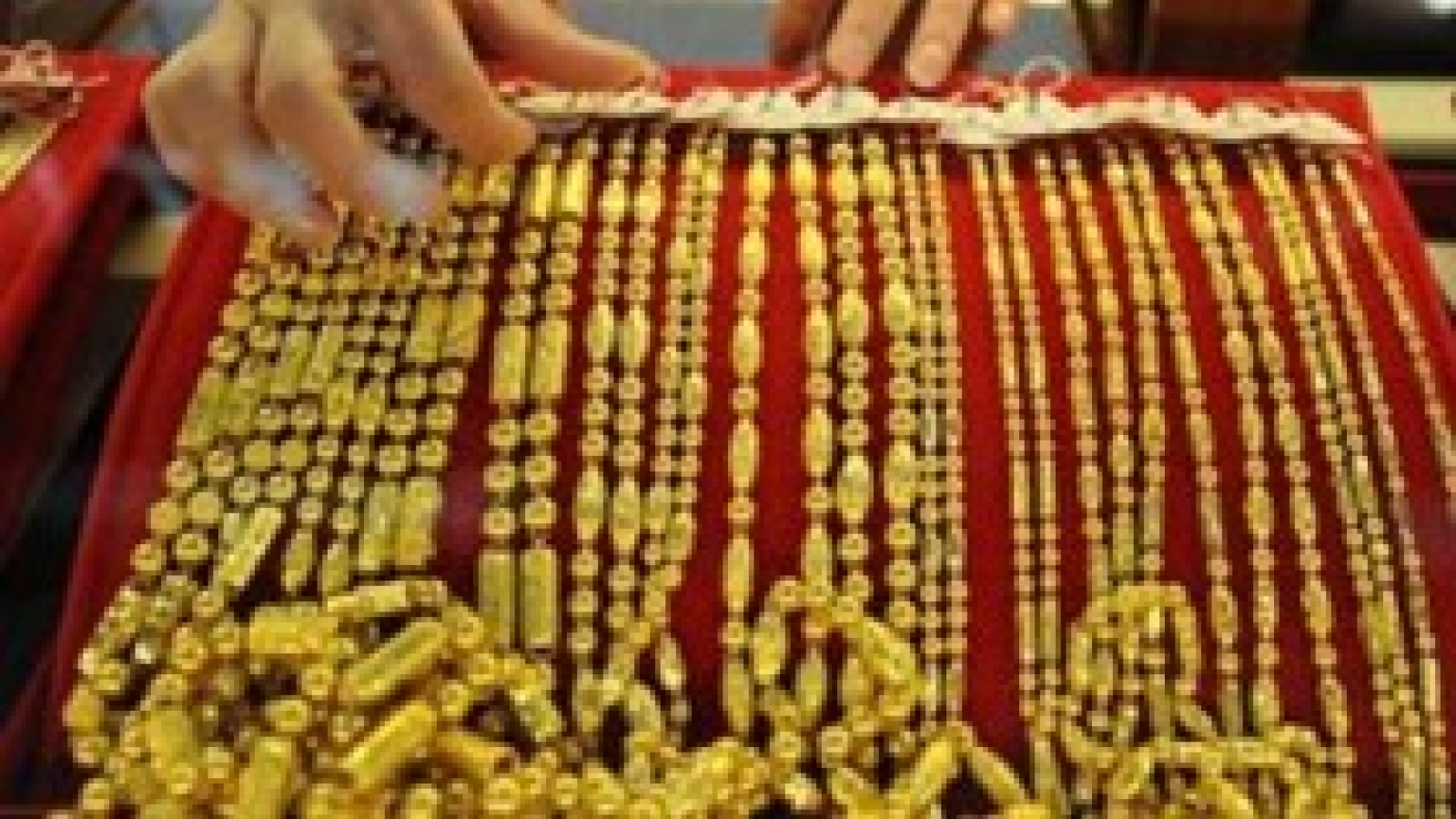 Domestic gold prices hit nearly VND37 mil per tael