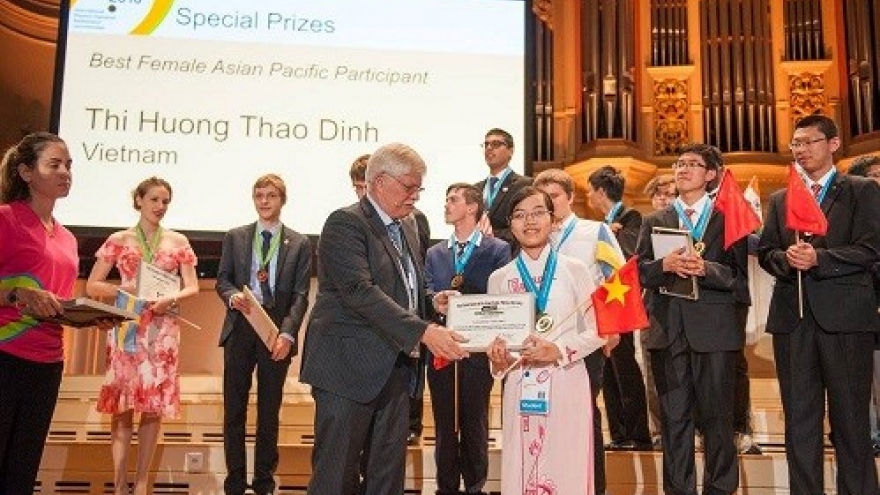 Vietnam wins two gold medals at Int’l Physics Olympiad 2016