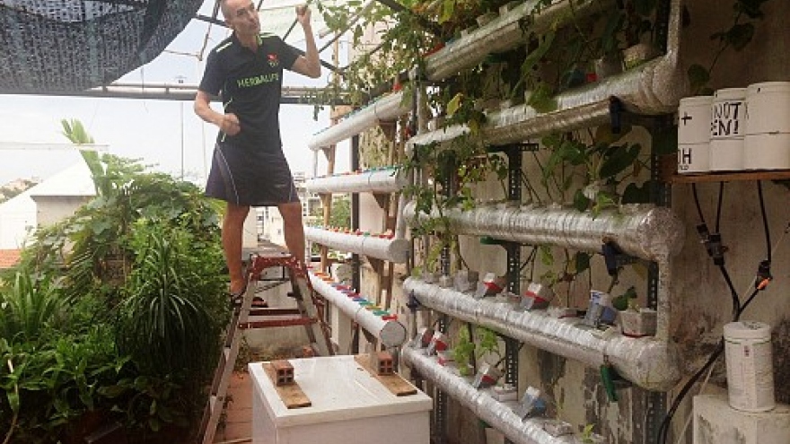 Czech man builds veggie garden on HCM City rooftop