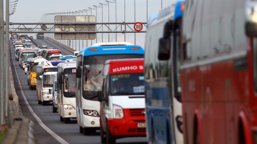 Serious congestion frustrates commuters on southern Vietnam expressway