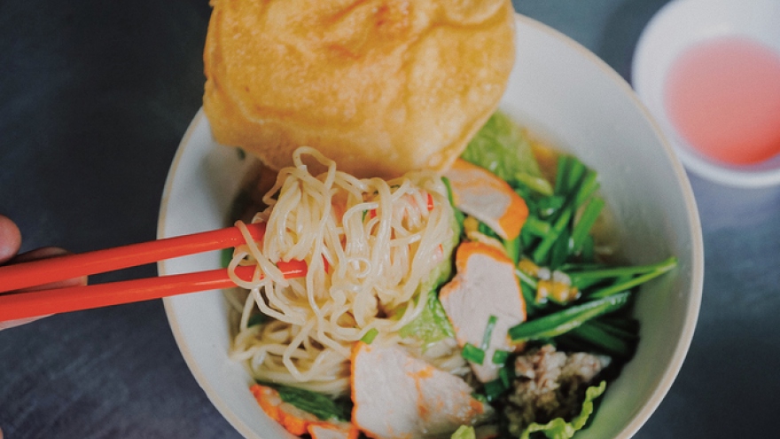 Saigon food vendor runs 40-year stall with 375-year history