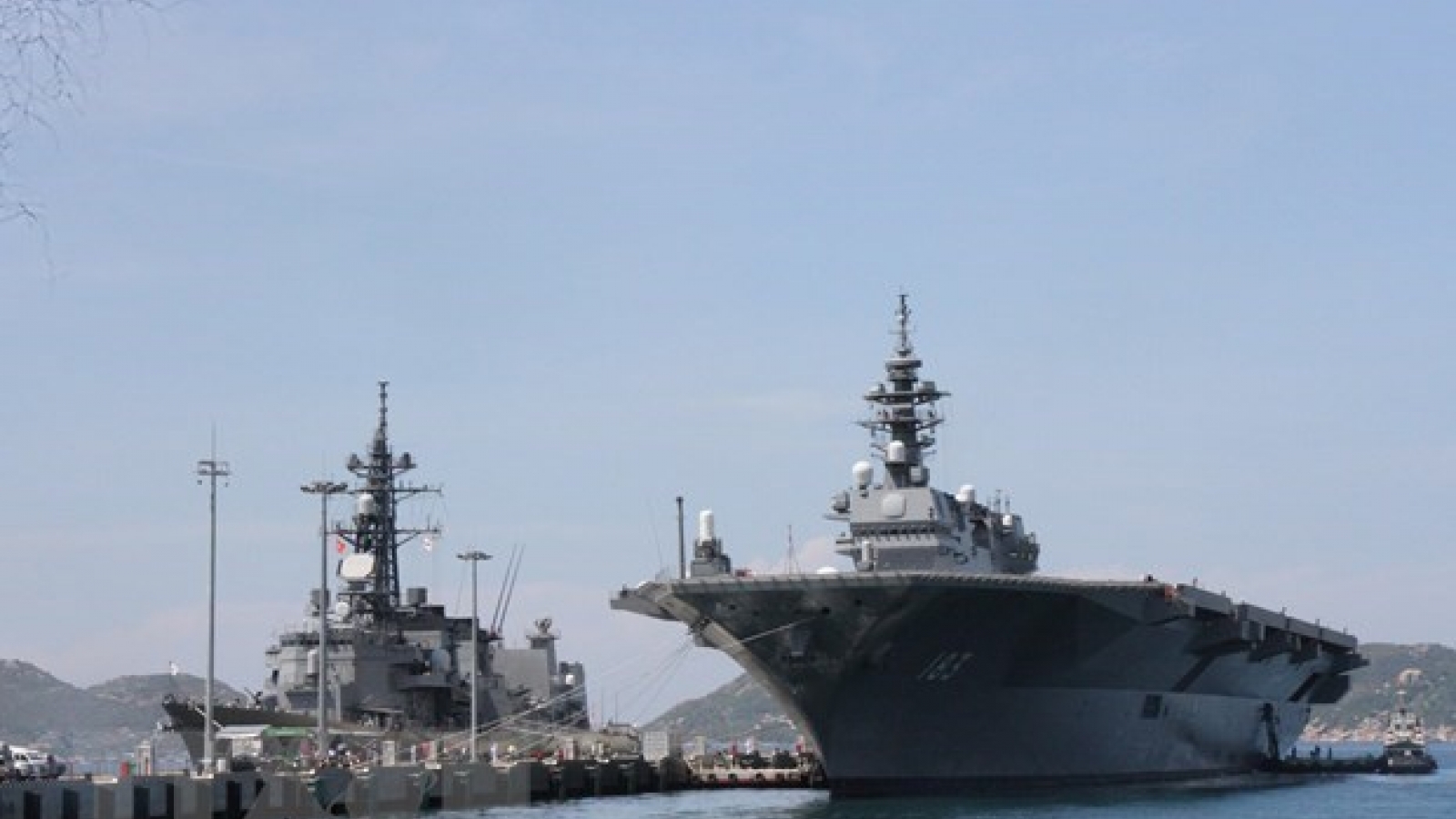 Japanese naval vessels visit Vietnam