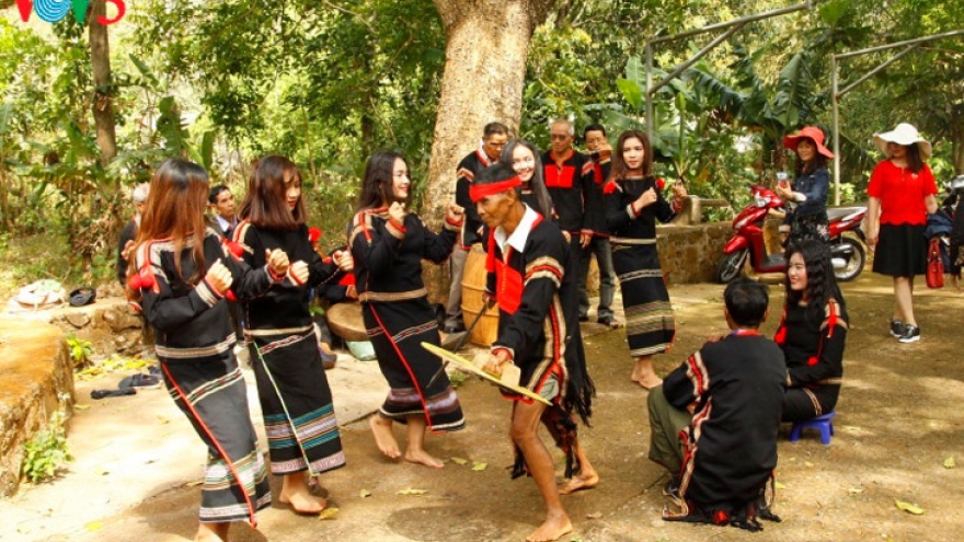 Young E-de ethnic people eager to preserve local culture